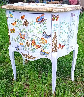mini commode papillons d&eacute;cor main,&eacute;co design meubles, meubles peints  100% recycl&eacute;s , upcycling meubles et objets ,meubles relook&eacute;s, upcycling, tapisserie d'ameublement, d&eacute;cors peints, relooking de meubles , mobiliers seconde main ,upcycling  , &eacute;conomie circulaire, tapisserie d&rsquo;ameublement, r&eacute;paration de meubles, r&eacute;novation de meubles, architecture d&rsquo;int&eacute;rieure &eacute;co responsable, artisans d&rsquo;art ,comptoir zingu&eacute; recycle 